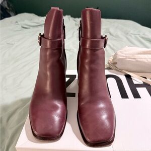 TORY BURCH MULTI LOGO BURGUNDY LEATHER GOLD REVA BUCKLE ZIP HEEL
ANKLE BOOTS 9